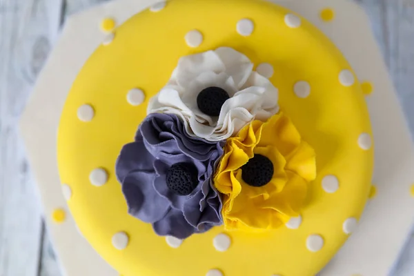 Gele verjaardagstaart met anemonen — Stockfoto