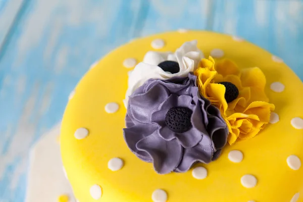 Virágállatok sárga születésnapi torta — Stock Fotó