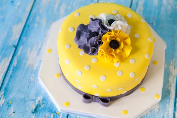 Torta di compleanno gialla con anemoni — Foto Stock
