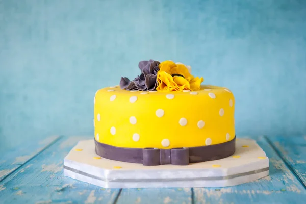 Torta di compleanno gialla con anemoni — Foto Stock