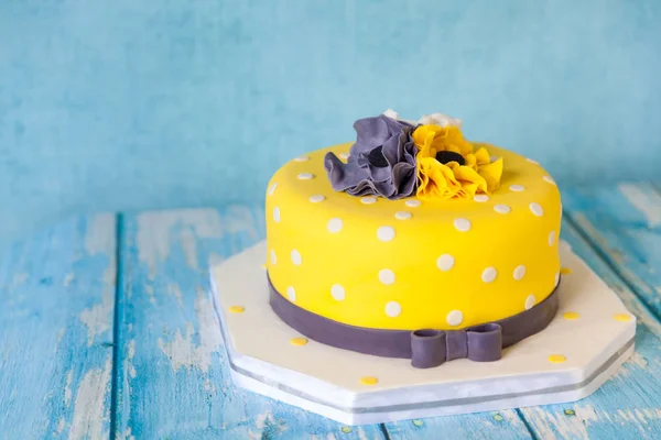 Bolo de aniversário amarelo com anêmonas — Fotografia de Stock