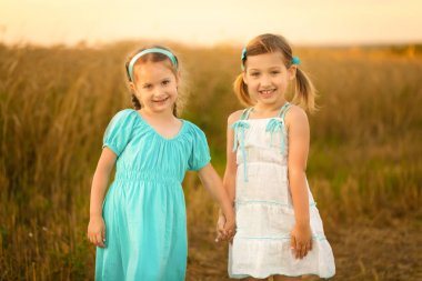 Sıcak ve güneşli yaz akşamı buğday alan çocuklarda