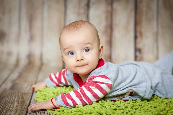 Lindo 6 meses bebé niño en un mono traje — Foto de Stock