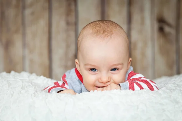 귀여운 6 개월 아기 원숭이 의상에서 소년 — 스톡 사진