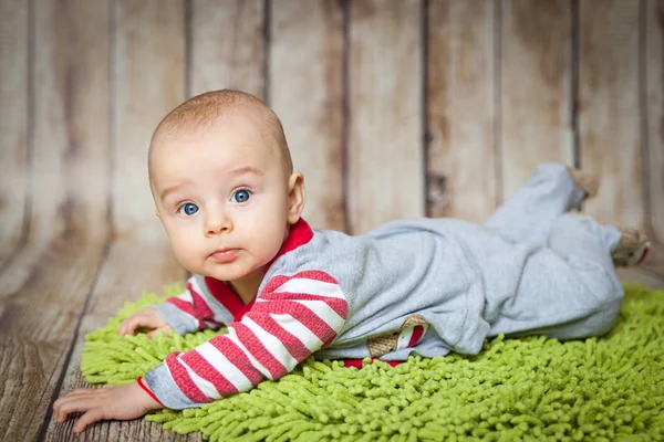 Schattig 6 maanden baby jongen in een aap kostuum — Stockfoto