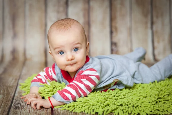 Bonito menino de 6 meses em um traje de macaco — Fotografia de Stock