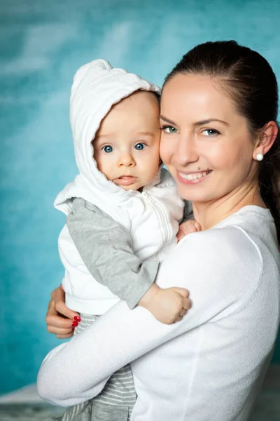 Jovem bela mãe com bebê menino — Fotografia de Stock
