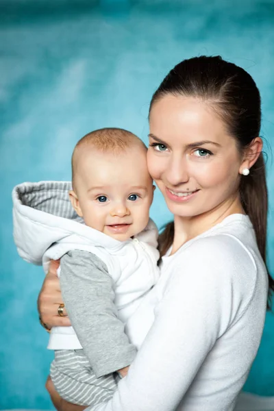 Jovem bela mãe com bebê menino — Fotografia de Stock