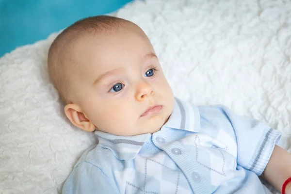 Retrato de um menino bonito de 6 meses — Fotografia de Stock