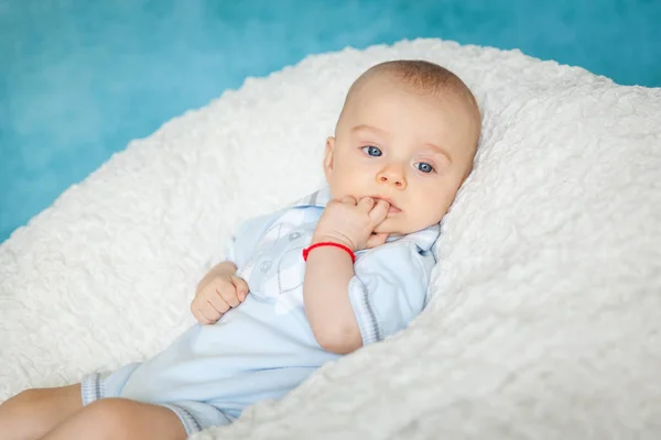 Porträtt av en söt 6 månader baby pojke — Stockfoto