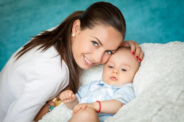 Jovem bela mãe com bebê menino — Fotografia de Stock