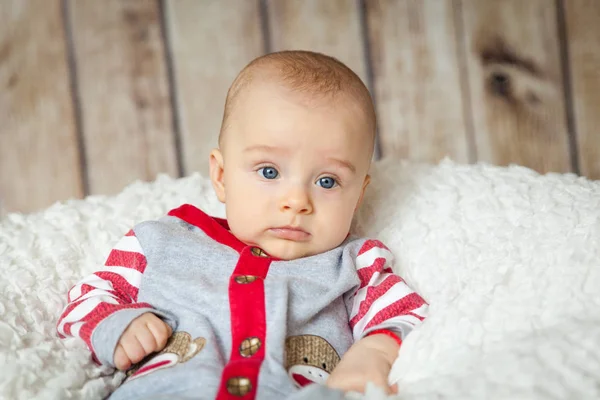 Söt 6 månader baby pojke i en apa kostym — Stockfoto