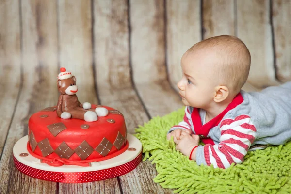 Mignon bébé garçon de 6 mois en costume de singe — Photo