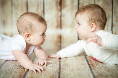 İki sevimli 6 ay kız