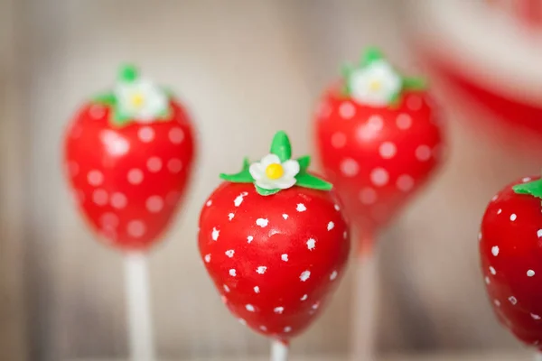 Vivid strawberry cake pops — Stock Photo, Image