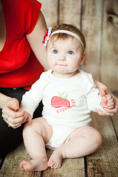 Portret van een meisje van de baby 6 maanden blauwogige — Stockfoto