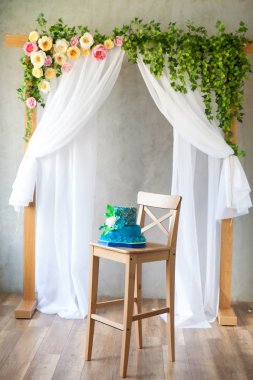 -Mavi ve altın doğum günü veya düğün pastası