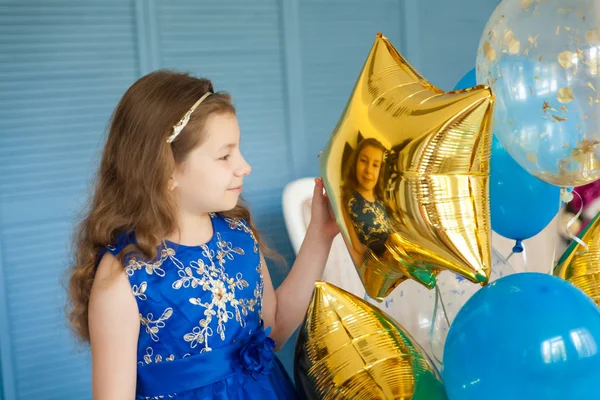 Menina da moda comemorando seu aniversário — Fotografia de Stock