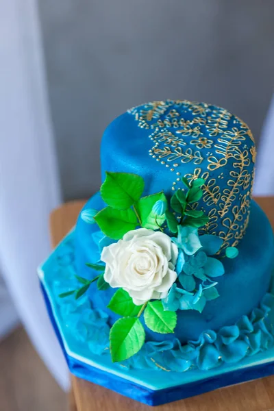 Torta di compleanno o matrimonio blu e oro — Foto Stock