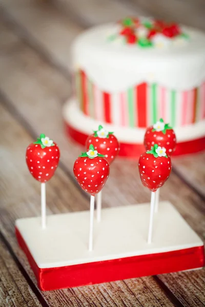 Pops gâteau aux fraises vives — Photo