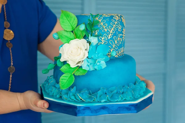 Azul e ouro aniversário ou bolo de casamento — Fotografia de Stock