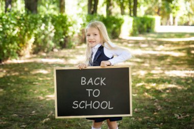 Küçük okul kız. Okula dönüş