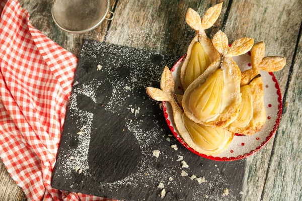 Päärynät paistetaan puff leivonnaiset ricotta — kuvapankkivalokuva