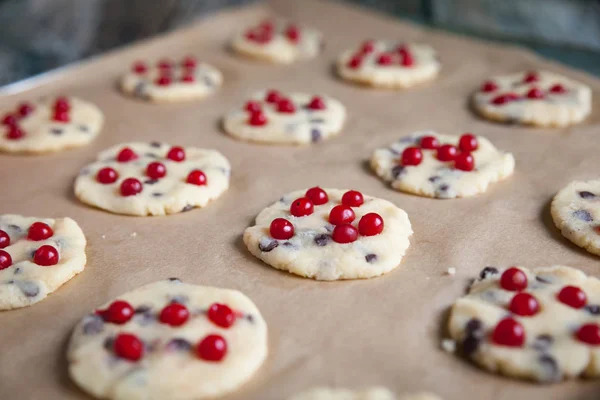 Preparazione di biscotti fatti in casa con bacche di rosa guelder — Foto Stock