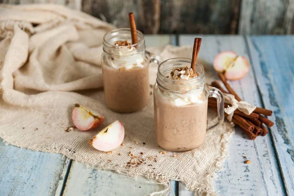 Frisk smoothie äppelpaj med nötter och höst kryddor — Stockfoto