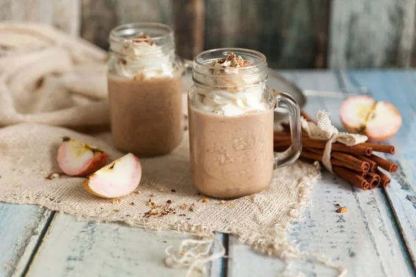 Frisk smoothie äppelpaj med nötter och höst kryddor — Stockfoto
