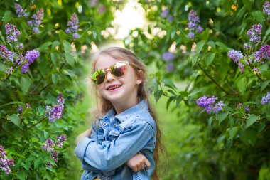 Parkta gülümseyen tatlı küçük kız.