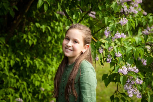 Cute Girl Green Linen Dress Has Fun Park Blooming Lilacs — Stock Photo, Image