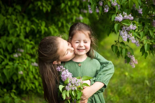 Duas Irmãs Vestido Linho Verde Divertir Parque Com Lilases Floridos — Fotografia de Stock