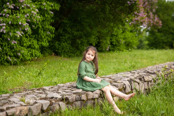 Linda Chica Vestido Lino Verde Divierte Parque Con Lilas Florecientes —  Fotos de Stock