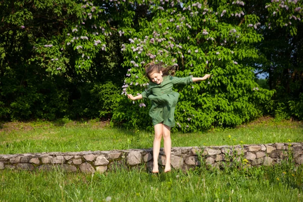 Jolie Fille Robe Lin Vert Amuse Dans Parc Avec Des — Photo