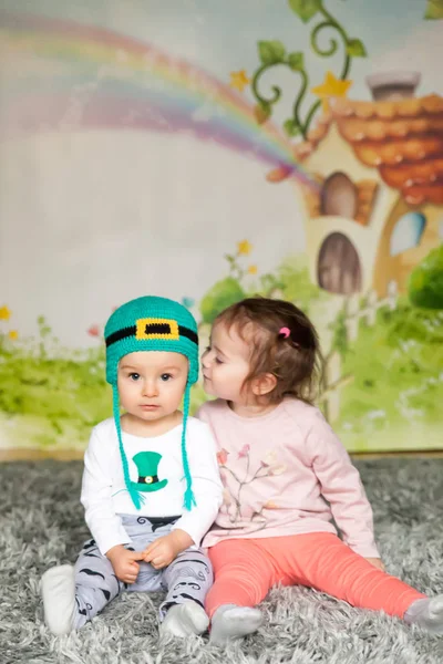 Primeiro Aniversário Menino Bonito Usando Chapéu Dia São Patrício Sua — Fotografia de Stock