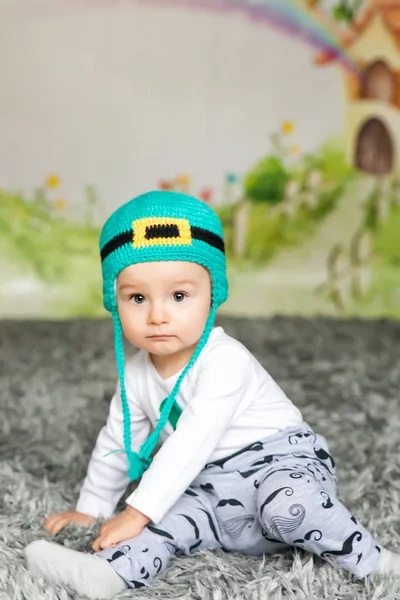 Primeiro Aniversário Menino Bonito Usando Chapéu Dia São Patrício Casa — Fotografia de Stock