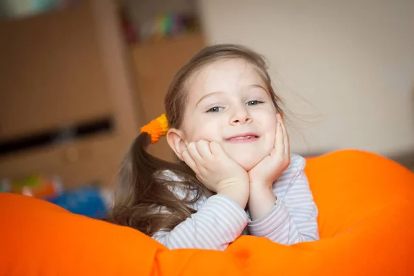 Feliz Niña Revolca Una Silla Bolsa Frijoles Naranja Lindo Niño — Foto de Stock