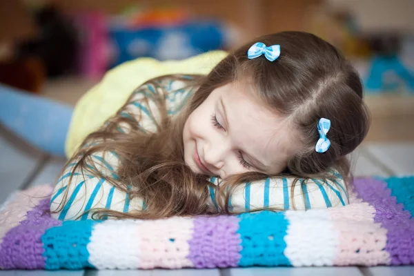 Aranyos Kislány Alszik Padlón Egy Sokszínű Kötött Kockás — Stock Fotó