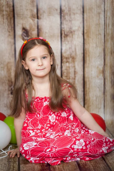 Sonriente Joven Vestido Rojo Sobre Fondo Madera Jugando Con Globos —  Fotos de Stock