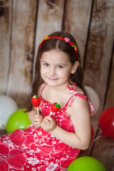 Sorrindo Menina Vestido Vermelho Fundo Madeira Segurando Doce Bolo Morango — Fotografia de Stock