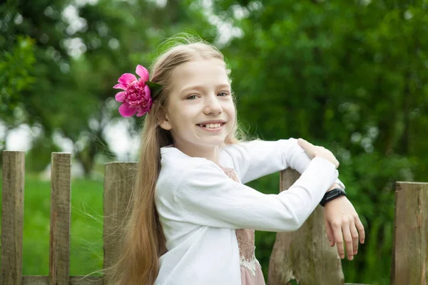 Hermosa Niña Rubia Sin Diente Con Cubo Metal Con Grandes —  Fotos de Stock