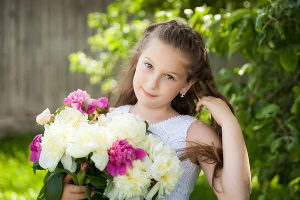 Gyönyörű Kis Barna Lány Nagy Bazsarózsa Csokor — Stock Fotó