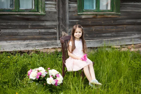 Güzel Küçük Esmer Kız Eski Ahşap Evin Yanında Elinde Bir — Stok fotoğraf