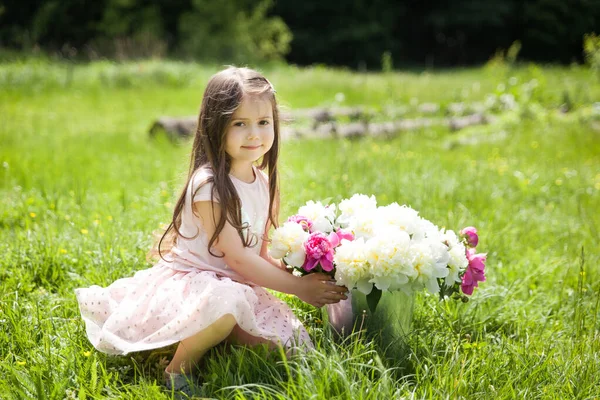 美丽的小黑发姑娘 戴着大牡丹花束 — 图库照片