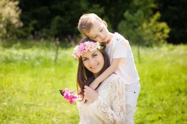 Oğluyla Birlikte Büyük Bir Kütüğün Üzerinde Güzel Bir Genç Kadın — Stok fotoğraf