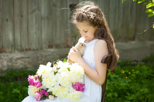 Yaz Bahçesinde Sevimli Bir Tavşanla Sevimli Bir Kızın Portresi Paskalya — Stok fotoğraf