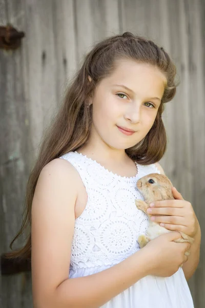 Portré Egy Aranyos Lányról Imádnivaló Nyúllal Egy Nyári Kertben Húsvét — Stock Fotó