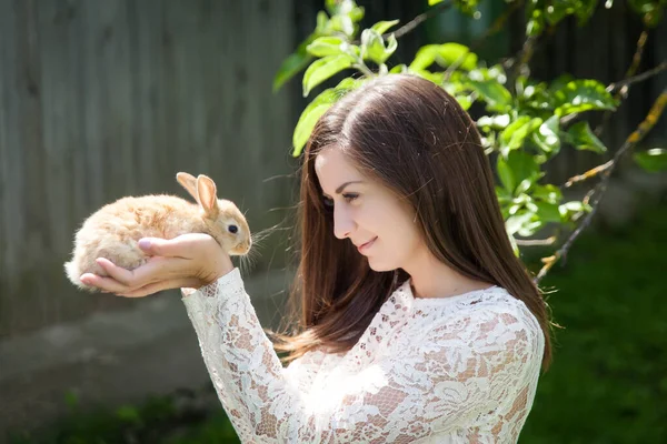 Retrato Mujer Con Adorable Conejo Jardín Verano Concepto Pascua — Foto de Stock