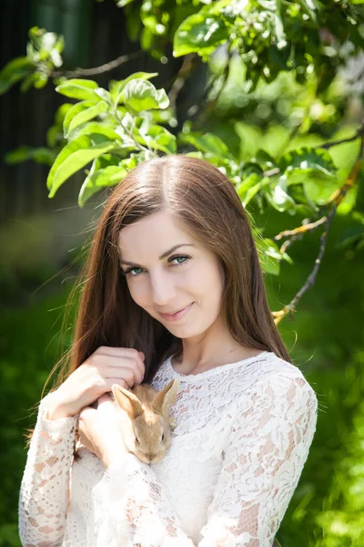 Retrato Mujer Con Adorable Conejo Jardín Verano Concepto Pascua — Foto de Stock